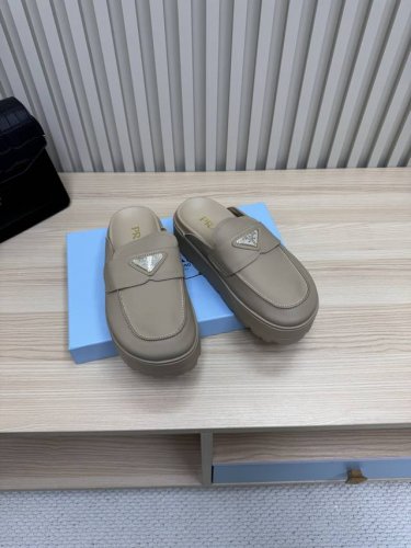 Prada 普拉达 25ss p家 25春夏厚底水台托鞋 德训风格 牛皮磨砂皮面料 绒布内里 发泡大底 超轻 Zp五金扣三角标点缀 完美演绎高级简约风格！关键上