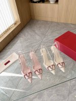 顶级版本 华伦天奴2024春夏新款女士新品凉鞋独特的 大V扣 衬托出满满的高级感，新一季不负期待！值得入手★进口真丝绝对的上档次原版做法 绝对感性优雅风格 创造