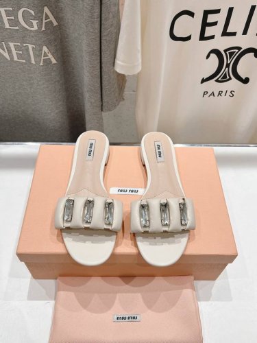 高品质出厂 MiuMiu*2025ss缪缪春夏新款平底镶钻小牛皮凉鞋拖鞋Zp开发 原版拆卸 秒杀市面普通版本，miumiu真的太少女啦！小牛皮超级软糯 舒适度超