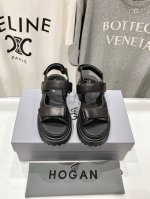 高版本出厂 Hogan 霍根2024Ss新款厚底魔术贴沙滩凉鞋 独家开模。。 经典版型 搭配贴合脚型的内底，采用格外轻盈、舒适的皮革制作。鞋面饰带采用魔术贴开合