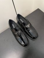 Prada普拉达三角标乐福鞋 原版1:1定制，今年最潮的三角标一脚蹬英伦风复古情侣小白鞋，众多网红上脚，这款鞋，牛皮拼色，注塑三角字母logo工艺，今年非常爆，