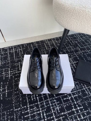 代购级 Celine 24Ss 秋冬最新爆款 乐福鞋 赛琳真的是开了挂、太有特色了 今年必须要入手一双celine乐福鞋 ，复古风经典款 超级百搭 简单大气 无