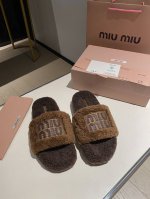 出厂价 Miumiu顶级版本 2024秋冬潮品毛毛拖 ！1：1开模秒杀市场一切版本 欧美名媛 明星 网红girl 大爱款 ，冰岛进口羊毛 单色羊毛蓬松柔软 亲肤