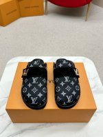 女款 男款 L’V Cosy Comfort平底毛拖采用绒面牛皮革包裹舒软羊毛皮革内衬，以韧性鞋垫和轻盈微型外底升级舒适体验。装饰彰显考究质感，恰似经典Twis