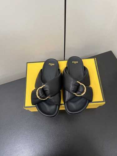 Fendi 25Ss 芬迪系列平底拖鞋 每年必备Ff拖今年还加了新的系列，美到无法言喻 绝好的穿着舒适感可是经典必备，各种风格搭配都Hold的住！ 面料：羊皮