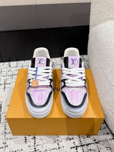 顶级版本 情侣款LV 路易威登L家 Trainer 25 冰裂纹 水洗工艺 新款 情侣款 休闲 运动鞋 滑板鞋 LV Trainer 运动鞋的灵感源自复古篮球鞋