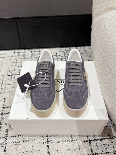 Prada 普拉达 25 最新Downtown Bold系列 厚底 三角标 休闲 小白鞋运动风设计搭配精致细节。采用穿孔皮革打造，个性的厚底呈现别具一格的现代风