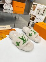 工厂直批 Louis Vuitton 新款新色加入羊毛拖鞋细毛 頂级品质纯皮毛一体直毛打造！超温暖的感觉，穿上仿佛踩在云朵上lv经典老花装饰，精致高级！让这双毛