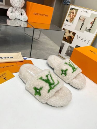 工厂直批 Louis Vuitton 新款新色加入羊毛拖鞋细毛 頂级品质纯皮毛一体直毛打造！超温暖的感觉，穿上仿佛踩在云朵上lv经典老花装饰，精致高级！让这双毛