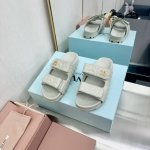 Miu Miu 缪缪 ，全球各大代购官网火爆上市. 2025走秀场曝光 、非常留行的美拉德配色平底鞋， 电绣工艺设计、独特风格，非常有质感 材质：原版定制羊皮内