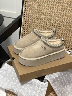 出厂： 厚底2025Ss最新ugg冬款毛靴再创经典非常火爆的网红款帅到爆女神出门必备神器上脚舒适透气百搭别具时髦风格面料：高丝光牛反绒 内里：进口羊毛，橡胶底码
