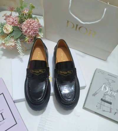出厂价皮底 ，Sun 凉鞋春季季成衣系列的新款单品，来自 Dioriviera 限定系列，兼具高订风格和休闲气质 不对称白色牛皮革鞋面搭配可调节的扣带，突显脚踝