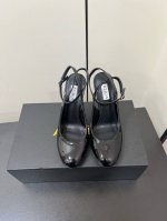 Alaia 2025 ｜小众新品爱心脚环扣带凉鞋 宝子们爱心透明高跟凉拖简直太可爱啦 透明的材质加上爱心鞋头设计 少女心满满呀 高度也很合适 穿上它走路稳稳的