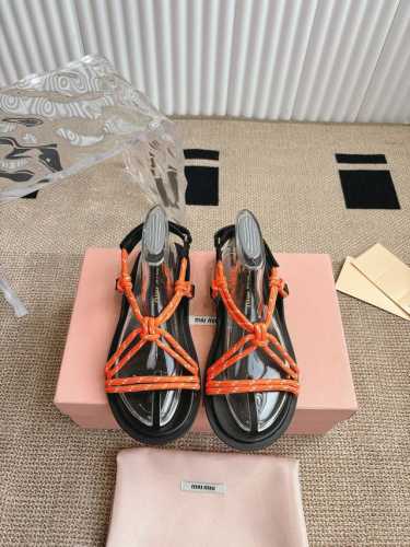 Miumiu*缪缪 25夏季新品，全球最火凉鞋， 出现在各大时装杂志封面 各路明星、小红书博主着用～搭配长裙 鞋面：牛皮 绳子 内里：羊皮内里 码数：35-41