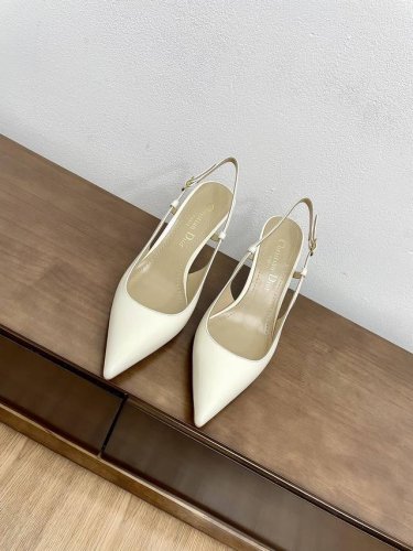 飞机盒10顶级版本代购级dior'迪奥新品珍珠跟高跟单鞋！性感优雅！鞋面牛漆皮内里垫脚小羊皮，8C逗号跟搭配树脂珍珠，镶嵌cd金色调标志，尖头精致女人，灵动魅惑