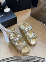 顶级版本 Chanel 新色魔术贴凉鞋版面 鞋面：进口面料 垫脚：内里羊皮 大底：真皮大底。 均配专柜顶级包装！ 码数:35-40