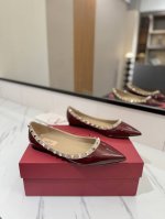 出厂价： Valentino 华伦天奴铆钉 VT经典尖头平底单鞋，顶级复刻！侧身弧线完美，原版开模定制不生锈铆钉 特别有质感的五金衬托出满满的高级感，带给您正品