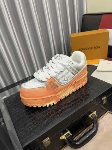 出厂价： LV 胖嘟嘟，情侣款，滑板鞋，厚底鞋，面包鞋，运动鞋 LV全新运动系列；复古风视感；拥入家族多方面经典原素；5cm厚底增高杠杠的，全皮革面料，粗麻鞋带