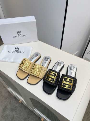 GIVENCHY 纪梵希露趾平底拖鞋出货了，带有品牌标志的金属饰扣与金属质感的银色皮垫搭配，高端大气上档次。鞋面头层牛皮，内里羊皮，35-40码。41-43码可