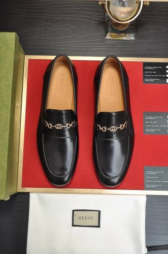 出厂价 意大利顶级奢侈男鞋巨头 Gucci 古奇 全牛皮内里 新款报到原汁原味的欧式风格 赏心悦目为了让鞋子更加耐用不变形制作继续沿用传统做法 但仍然不乏创新皮
