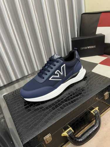 出厂价： 阿玛尼新款休闲运动鞋 时尚百搭， 版型简洁大气， 面料采用进口牛皮配原版布料，透气内里，原版耐磨橡胶大底，独家新款，实物拍摄，码数：38-442色可选