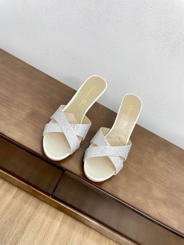 真丝面 真丝钻面 飞机盒10顶级版本代购级dior'迪奥新品真丝绒水晶高跟拖鞋！性感优雅！真丝绒面搭配同色调仿水晶钻，8C逗号跟搭配树脂珍珠，镶嵌cd金色调标志