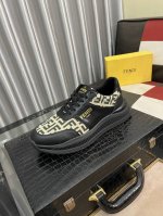 出厂价： Fendi 芬迪 男士最新款休闲鞋！专柜同步上市！全进口头层小牛皮制面，内里采用头层水染牛皮，原版原厂特供橡胶大底。引领时尚新概念。配码：38-444