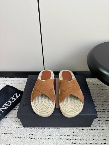 限男款 杰尼亚zegna 24Ss 春夏休闲系列 交叉凉拖 标志性三重交叉弹性细节彰显出传统皮鞋的手工缝迹，轻盈和懒人套式设计，完美契合快节奏的生活方式。 非常