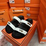 橙子出厂价110 hermes 爱马仕春夏新款 银扣二舅拖鞋 双带沙滩凉拖 码数：35-42