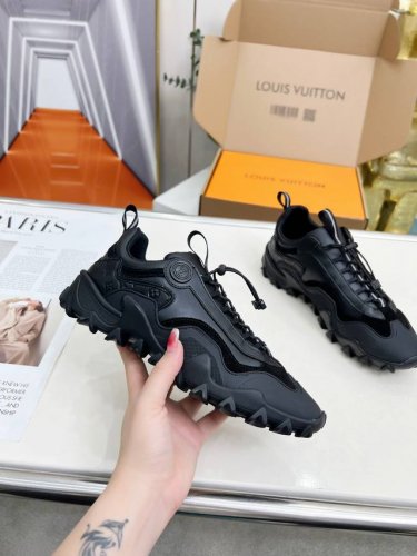 p440本款男女款 Lv Rush 运动鞋取材 Monogram 压纹牛皮革等混合材质，瞩目亮相路易威登 柔韧波浪形外底巧妙呼应海洋主题，混合材质，Lv Cir