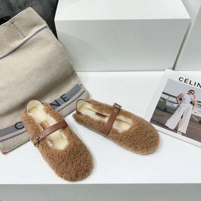 高品质出厂 ！顶级品质油鸡鸡ugg24Ss秋冬新款时装毛毛扣带包子鞋！持续火爆！正品原版开发！鞋头圆润微微上翘，舒适好穿保暖！鞋面内里垫脚全保真羊羔毛！开模原版