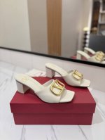 出厂价： VALENTINO华伦天奴 最火爆新品粗跟6.0V扣拖鞋最新logo饰扣 简单百搭款简直是夏天时髦巅峰原版复刻鞋面：漆皮，亚皮大底：意大利真皮大底跟高