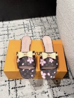 村上隆 Takashi Murakami X Louis Vuitton 25 6Am 方头露趾一字拖 很难不怀疑是不是借鉴了唐朝的唐三彩作为基础，创新成Lv经