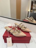 出厂价Pp： Valentino 华伦天奴铆钉 Vt经典5.0尖头拖鞋，顶级复刻！侧身弧线完美，原版开模定制不生锈铆钉 特别有质感的五金衬托出满满的高级感，带给