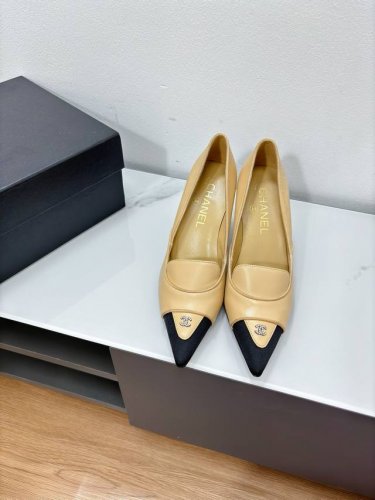 顶级版本 Chanel 24C春夏新品 复古尖头高跟平底单鞋系列 这一季系列真的超美 大爆款 香奶奶家一贯的优雅名媛气质 高级感十足！上脚非常nice～加上经典