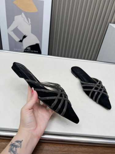 p340 brunellocucinelli 。上新款了。 面料：进口牛绒。内里牛皮，原版扣，纯铜珠链，上脚美观大方，百分百原版开发。原版包装， 码数，36-.