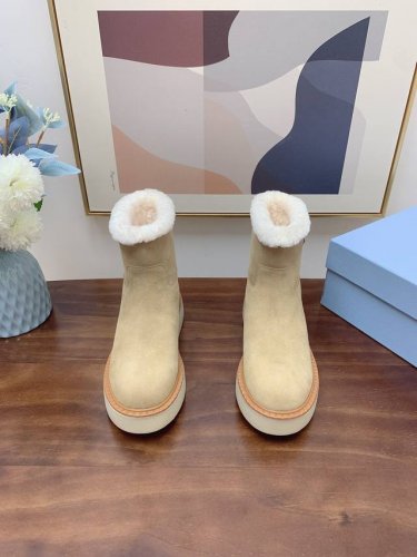 出厂价 Prada*普拉达2024Ss秋冬新款绑带雪地靴真羊毛短靴 时尚大方的设计呈现经典轮廓。不管面对任何场所 主场只属于你！ 面料：原版进口牛反绒 内里：进