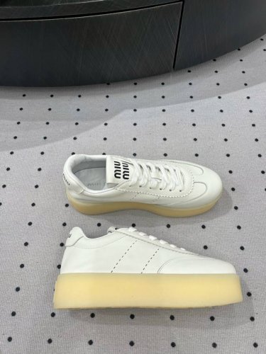 全新爆款上新 面料 牛皮 内里 羊皮 鞋底 橡胶 优雅风格 创造不一样的感觉 跟高 5.5 Cm 专柜包装 简约气质款式！ Show Bdetails Size
