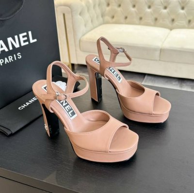 皮面 Chanel香奈儿2025夏季高跟防水台凉鞋，时尚与优雅的完美融合。多样色彩适配不同风格，从甜美粉色到经典黑白，尽显别致。露趾设计搭配细带元素，展露优雅脚