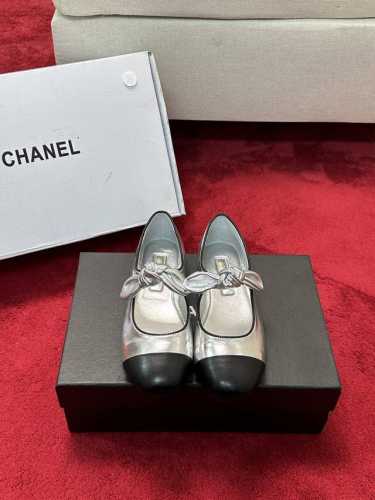 Chanel 25C早春玛丽珍单鞋系列这一季的鞋子都很棒耶！纯黑色玛丽珍上脚很舒服鞋面皮质也很软，不用担心会磨脚。兔耳朵也好可爱，黑白拼色和黑色布面都很好看。鞋