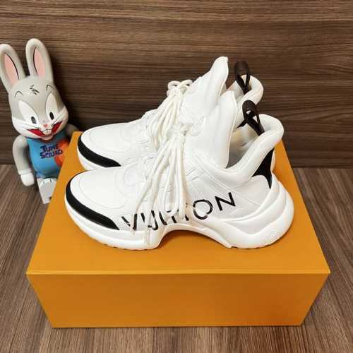 顶级版本LOUIS VUITTON Archlight 1.0花纹时尚低帮运动休闲鞋女款白黑字母。面料:科技混合面料拼接牛皮 lv老花皮内里:进口羊皮里 织物垫