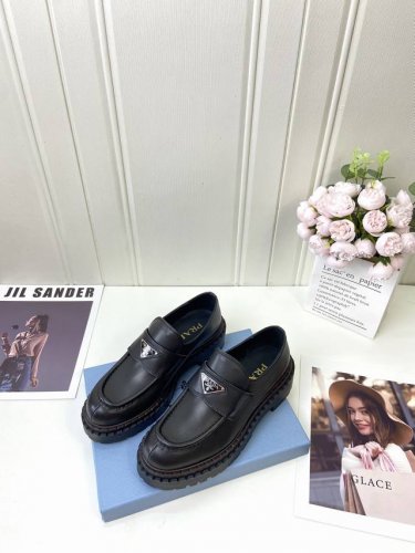 工厂 Prada* Wa 秋冬新款厚底乐福鞋 这款皮革乐福鞋采用厚实鞋底，匠制细节与当代元素增添活力，以全新时尚语言诠释经典。 涂珐琅三角形金属徽标 高度55毫