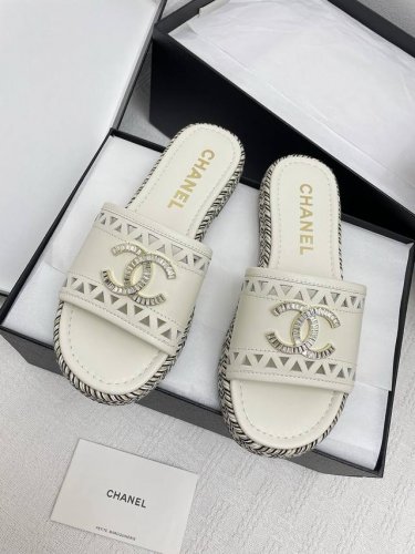 代购级Chanel 香奈儿2025双C钻扣平底一字拖鞋 众多明星网红上脚，国内外博主刷爆的一个百搭系列，春夏衣橱搭配必备 凉鞋首选. 鞋面：进口超柔羊皮 内里: