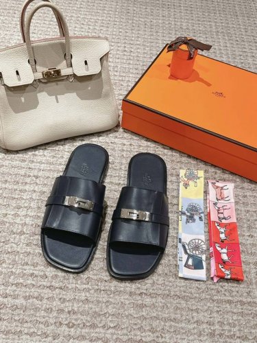 新版 ，男士潇洒 H拖鞋，纯手工 工艺产品 ，至尊代购级！ Herme℃愛玛士 万年经典 男士 H拖鞋。 采用 法国进口 Swift皮，质感超赞.. 高级定制版