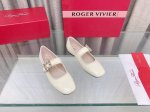 Roger Vivier专柜新款玛丽珍芭蕾舞鞋 原版定制漆皮 羊猄 布面面料，羊皮内里垫脚，意大利进口真皮大底！ 跟高：1Cm 码数：35～39 34、40定做