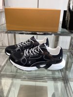 Lv 路易威登 25Ss新款 Olympia运动鞋 Lv Olympia运动鞋的运动流线型设计灵感来自跑鞋。精致的鞋面由多种技术材料制成，包括网眼和金属合成皮革
