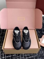代购级 全新升级版本 官网同步盒包装 Miu Miu 25Ss 春夏新款走秀Miumiu 情侣款 玛丽珍款德训 休闲鞋 秀场工艺来自Miu Miu系列的细节特写