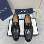 cd家新品 Dio* Timeless 乐福一脚蹬皮鞋 官方售价 Rmb ,600 这款乐福鞋体现经典的优雅气质。采用黑色牛皮 开边珠亮皮 精心制作，经典廓形彰