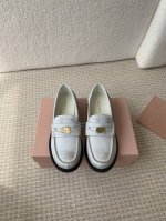 Miumiu 2024秋冬缪家新款钱币乐福鞋！缪缪这一季这太美了吧！无敌搭配怎么穿都超级好看 钱币的设计很复古很时尚！ 鞋面采用原版进口牛漆皮！内里垫脚丝绸羊皮