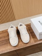 思琳新品走秀款面包鞋 Trainer厚底系列运动鞋、这一季运动休闲鞋无论从楦型的轮廓隔板的拼接都让人耳目一新、前后品牌logo相呼应、大底边位明显celine字